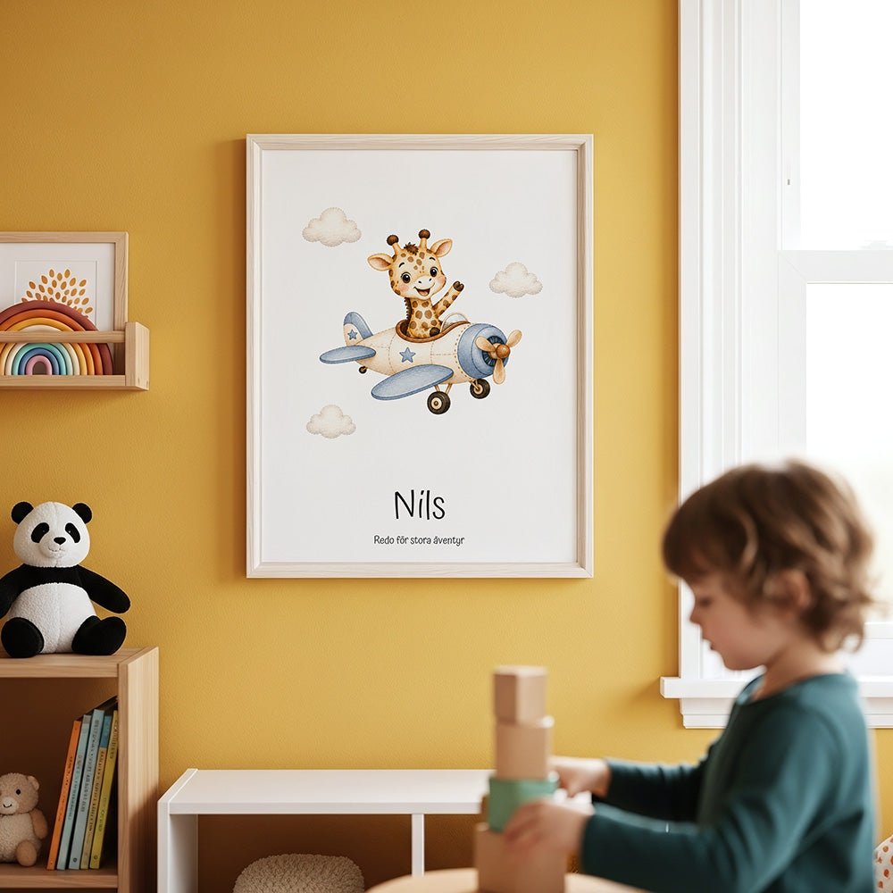 Giraff i flygplan poster med namn för barnrummet – Lillestudio (bild 2)